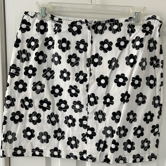 G- dress brand white with black flowers skirt - Picture 2 of 4